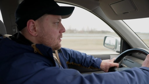 Wolodymyr Skvortsov fährt in einem Auto in die Ukraine.