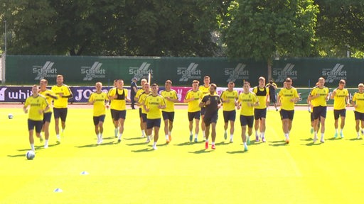Die Nationalspieler der ukrainischen Fußballmannschaft laufen sich auf dem Sportplatz ein.