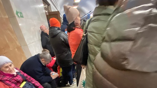 Menschen warten auf eine U-Bahn in der Ukraine