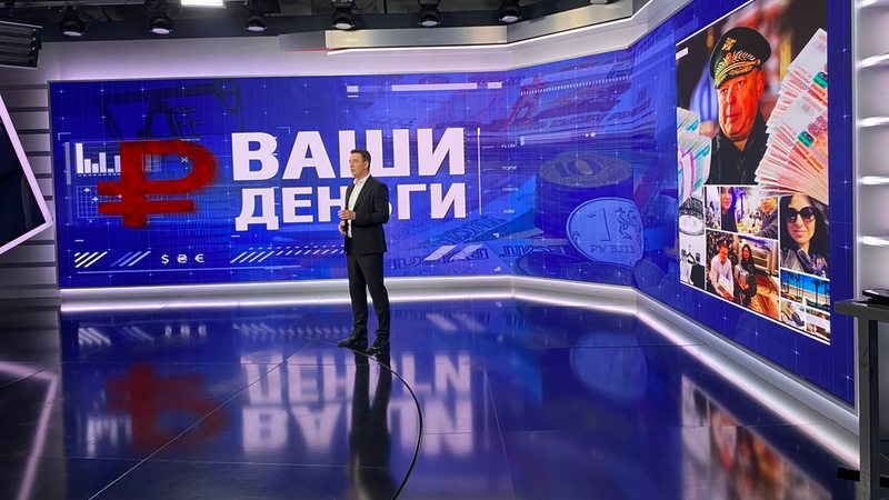 Moderator in einem TV-Stduio in Kiew