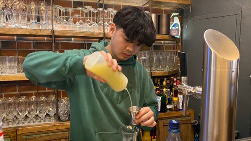 Ein junger Ukrainer arbeitet in einer Bar in Bremen