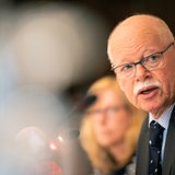 Bremens Innensenator Ulrich Mäurer sitzt während einer Pressekonferenz auf einem Podium