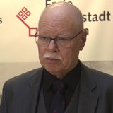 Bremens Innensenator Ulrich Mäurer (SPD) spricht über die Razzia bei einer Moschee.