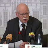 Urlich Mäurer bei einer Pressekonferenz im Bremer Rathaus