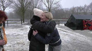 Die Hofbetreiberin Iris Borchers umarmt und bedankt sich bei einer Frau.