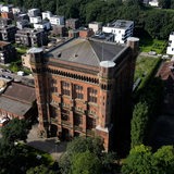 Der alte Wasserturm "Umgedrehte Kommode" auf dem Bremer Stadtwerder aus der Vogelperspektive.