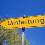 Ein gelbes Umleitungs-Schild.