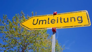 Ein gelbes Umleitungs-Schild.