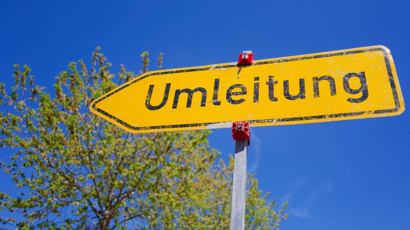 Ein gelbes Umleitungs-Schild.