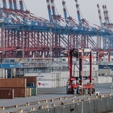 Container stehen im Hafen.