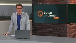 Moderator Felix Krömer um Studio von buten un binnen.