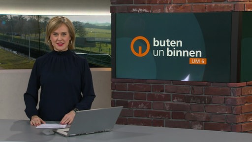 Die Moderatorin Kisten Rademacher im Studio von buten un binnen.