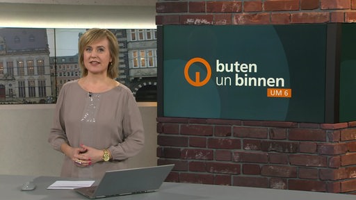 Moderatorin Kirsten Rademacher im Studio von buten un binnen.