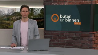 ModeratorJános Kereszti im Studio von buten un binnen.