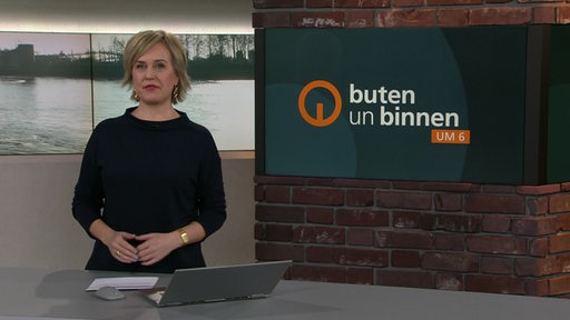 Die Moderatorin Kirsten Rademacher im Studio von buten un binnen.