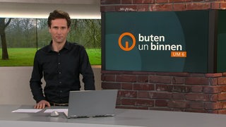 Der Moderator Janos Kereszti im Studio von buten un binnen.