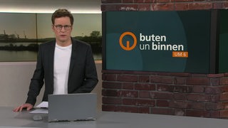 Der moderator felix Krömer im studio von buten un binnen.