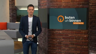 Moderator Yannick Lowin im Studio von buten un binnen