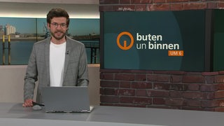 Moderator Niko Schleicher im Studio von buten un binnen