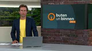 Moderator Janos kereszti im Studio von buten un binnen.