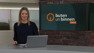 Die Moderatorin Lea Reinhard im Studio von buten un binnen