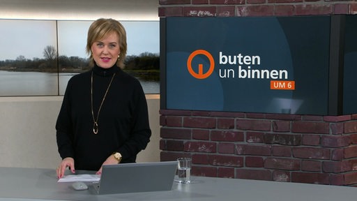 Moderatorin Kirsten Rademacher im Studio von buten un binnen.