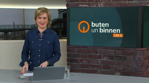 Moderatorin Kirsten Rademacher im Studio von buten un binnen