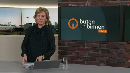 Moderatorin Kirsten Rademacher im Studio von buten un binnen