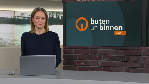 Die Moderatorin Lea Reinhard im Studio von buten un binnen