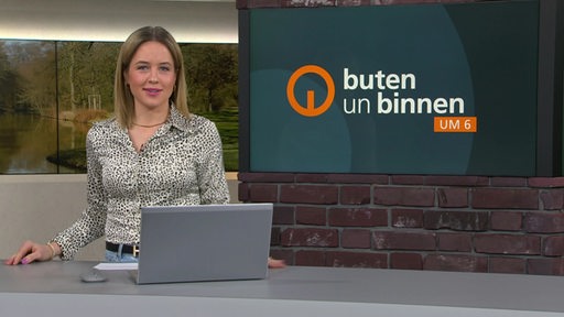 Moderatorin Lea Reinhard im Studio von buten un binnen.
