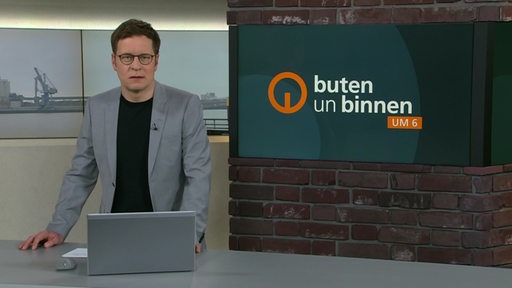 Moderator Felix Krömer im Studio von buten un binnen