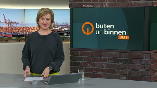 Moderatorin Kirsten Rademacher im Studio von buten un binnen