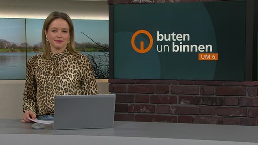 Die Moderatorin Lea Reinhard im Studio von buten un binnen.
