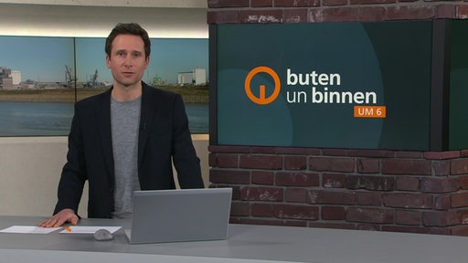 Moderator Janos Kereszti im Studio von buten un binnen.