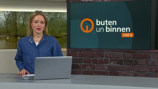Moderatorin Lea Reinhard im Studio 