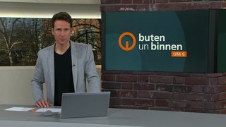 Moderator Janos Kereszti im Studio von buten un binnen.