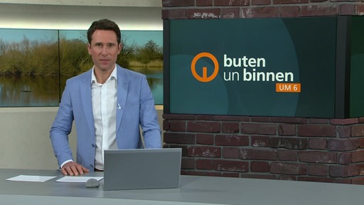 Moderator János Kereszti im Studio von buten un binnen
