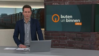 Moderator János Kereszti im Studio von buten un binnen