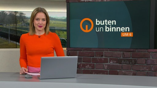 Die Moderatorin Lea Reinhard im Studio von buten un binnen