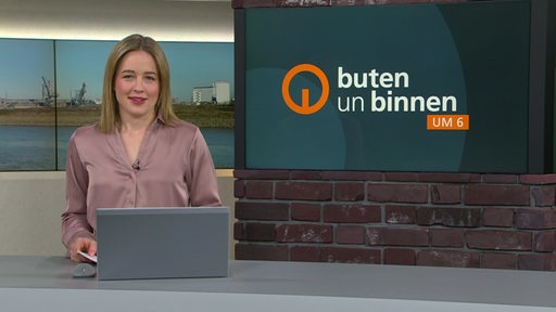 Die Moderatorin Lea Reinhard im Studio von buten un binnen