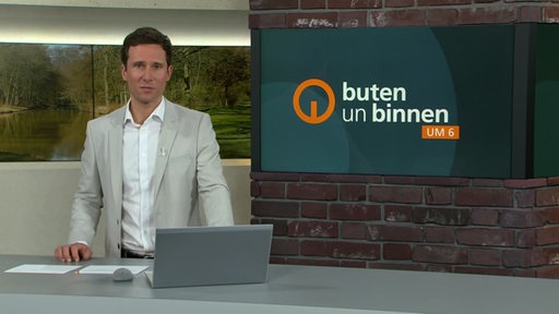 Moderator János Kereszti im Studio von buten un binnen