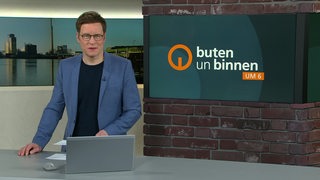 Moderator Felix Krömer im Studio von buten un binnen.