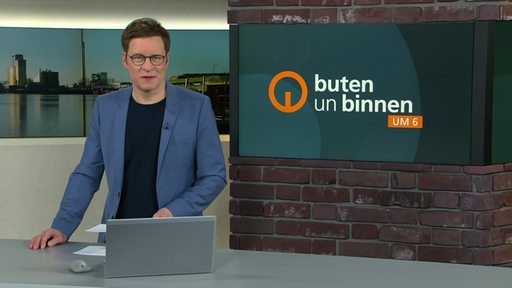 Moderator Felix Krömer im Studio von buten un binnen.
