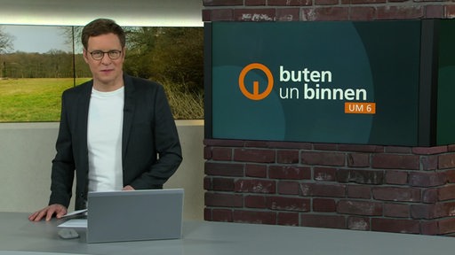 Moderator Felix Krömer im Studio von buten un binnen