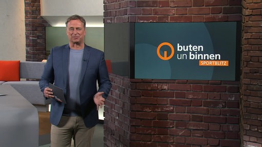 Sportblitz-Moderator Stephan Schiffner im Studio von buten un binnen