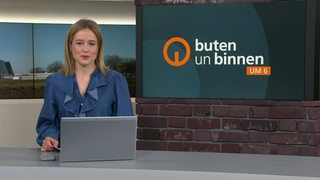 Moderatorin Lea Reinhard im Studio von buten un binnen