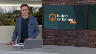 Moderator Felix Krömer im Studio von buten un binnen.
