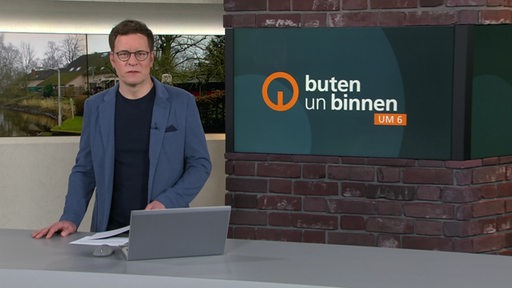 Moderator Felix Krömer im Studio von buten un binnen.