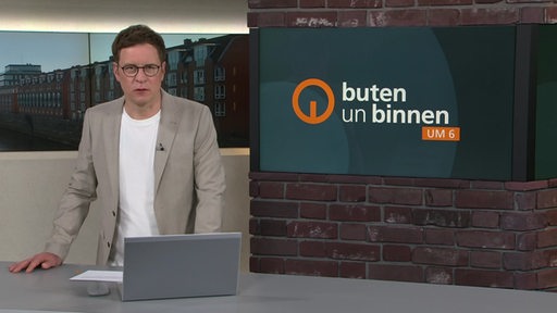 Moderator Felix Krömer im Studio von buten un binnen.