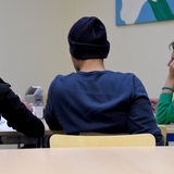 Jugendliche Flüchtlinge sitzen 02.11.2015 sitzen in Neumünster (Schleswig-Holstein) in der zentralen Inobhutnahme für unbegleitete minderjährige Flüchtlinge. In der früheren Polizeistation ist Platz für knapp 60 Jugendliche. 